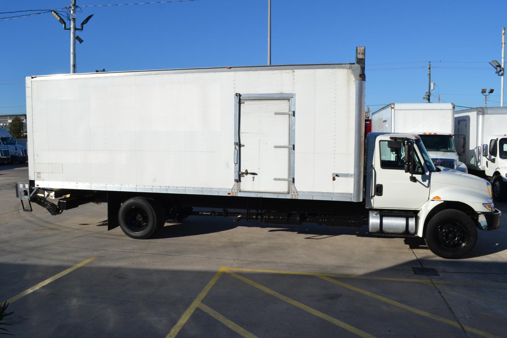 2016 WHITE /GRAY INTERNATIONAL 4300 with an CUMMINS B6.7L 260HP engine, ALLISON 2100HS AUTOMATIC transmission, located at 9172 North Fwy, Houston, TX, 77037, (713) 910-6868, 29.887470, -95.411903 - 25,999LB GVWR NON CDL, SUPREME 26FT BOX, 13'6FT CLEARANCE , HEIGHT 103" X WIDTH 102", MAXON 3,000LB ALUMINUM LIFT GATE, AIR RIDE, DUAL 40 GALLON FUEL TANKS, POWER WINDOWS & LOCKS, BENCH SEAT, RAMP, E-TRACKS - Photo#3